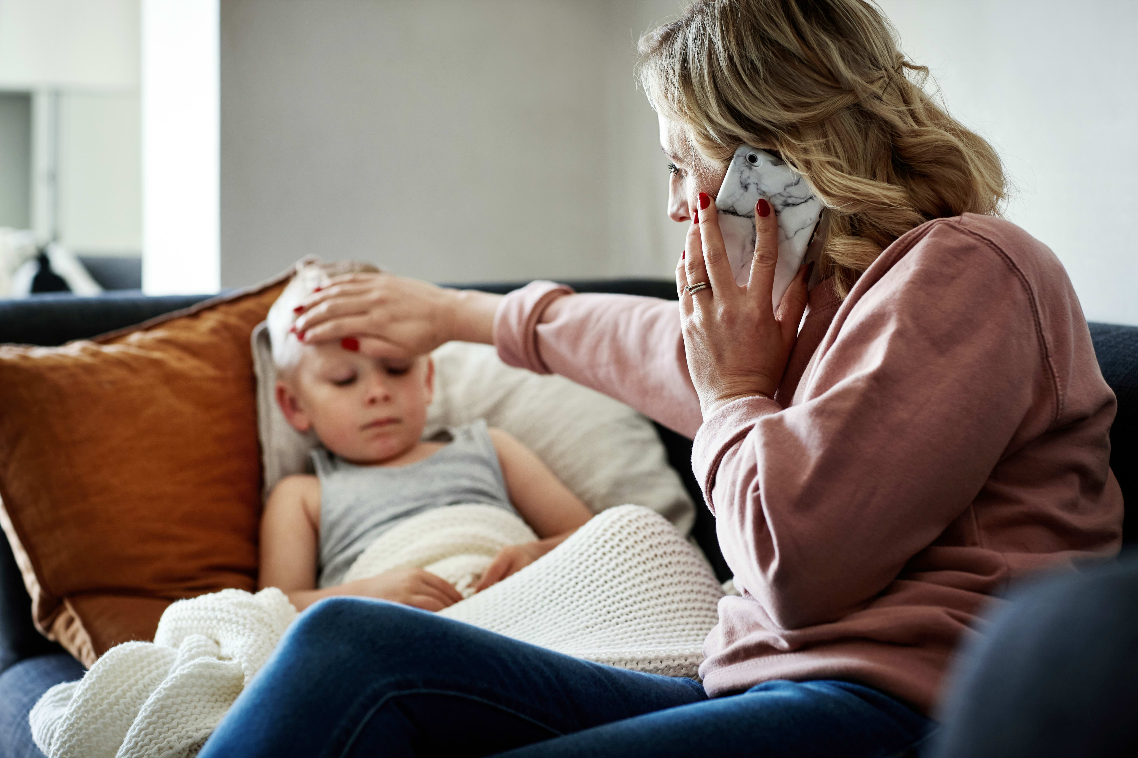 Kunden_Teleberatung_Frau_Kind_Fieber_s_b8evkq