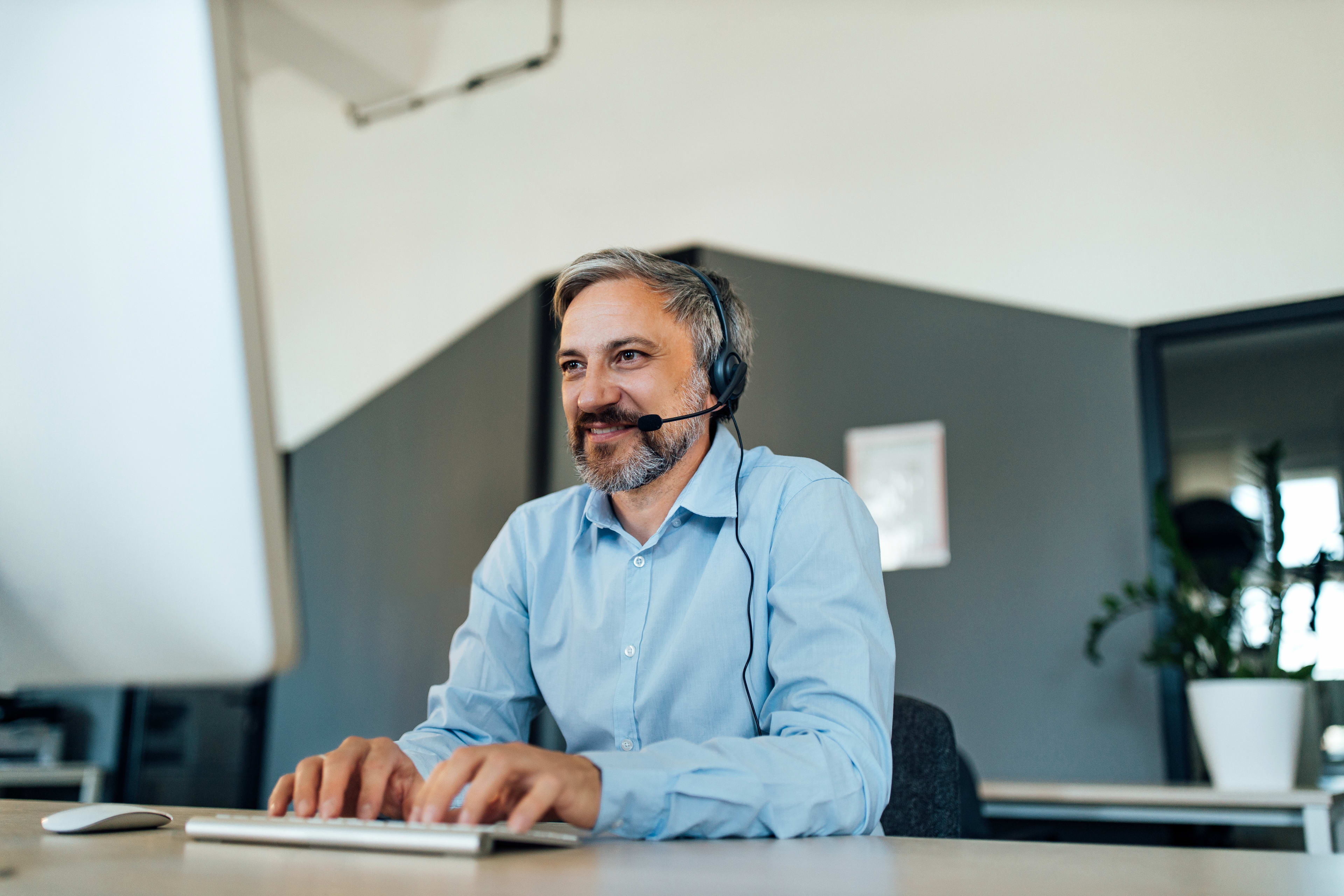 Kunden_Teleberatung_Mann_1_s_xwsptr