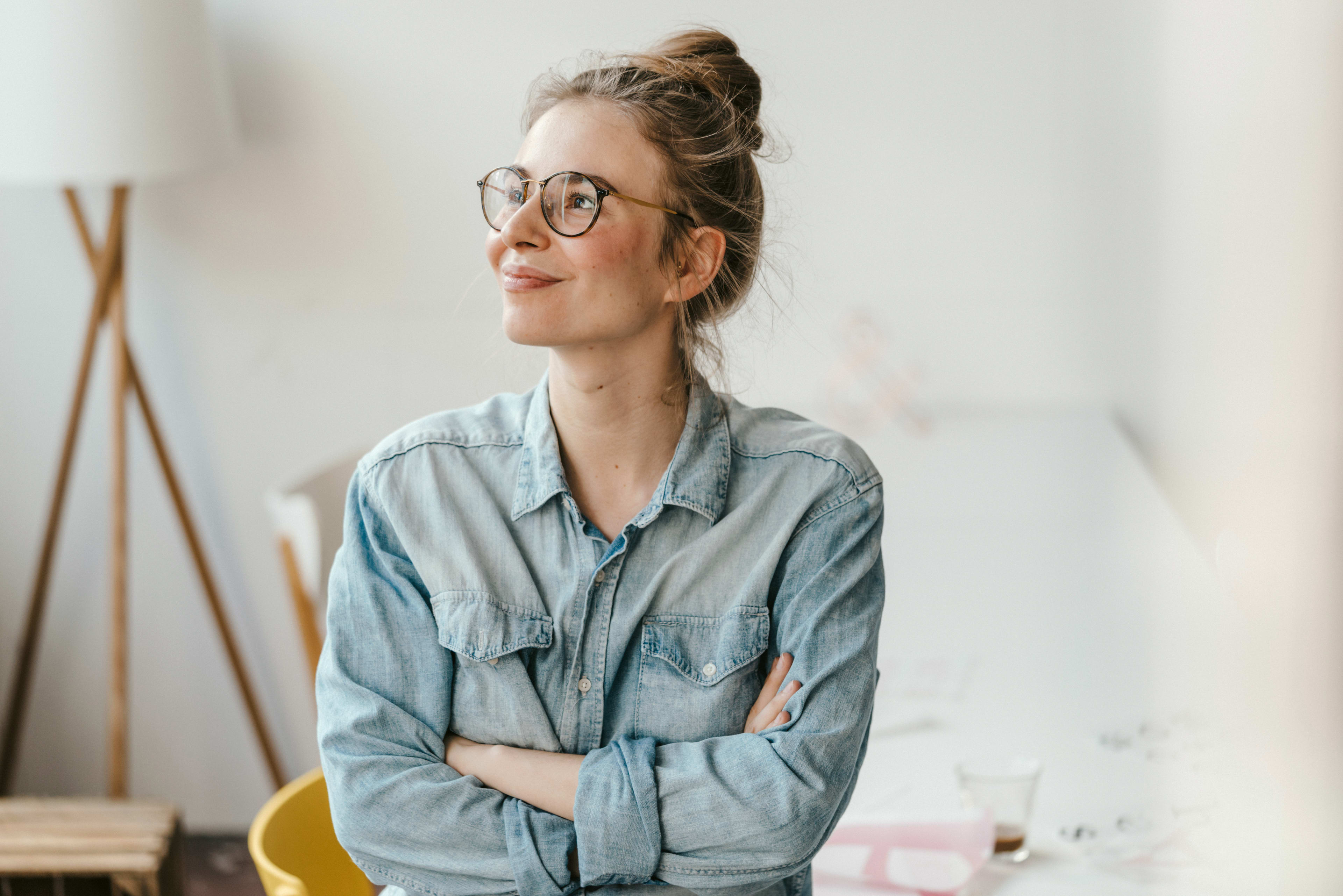 Wohlbefinden_Alltag_Frau_Armeverschrenkt_s_umdkfc