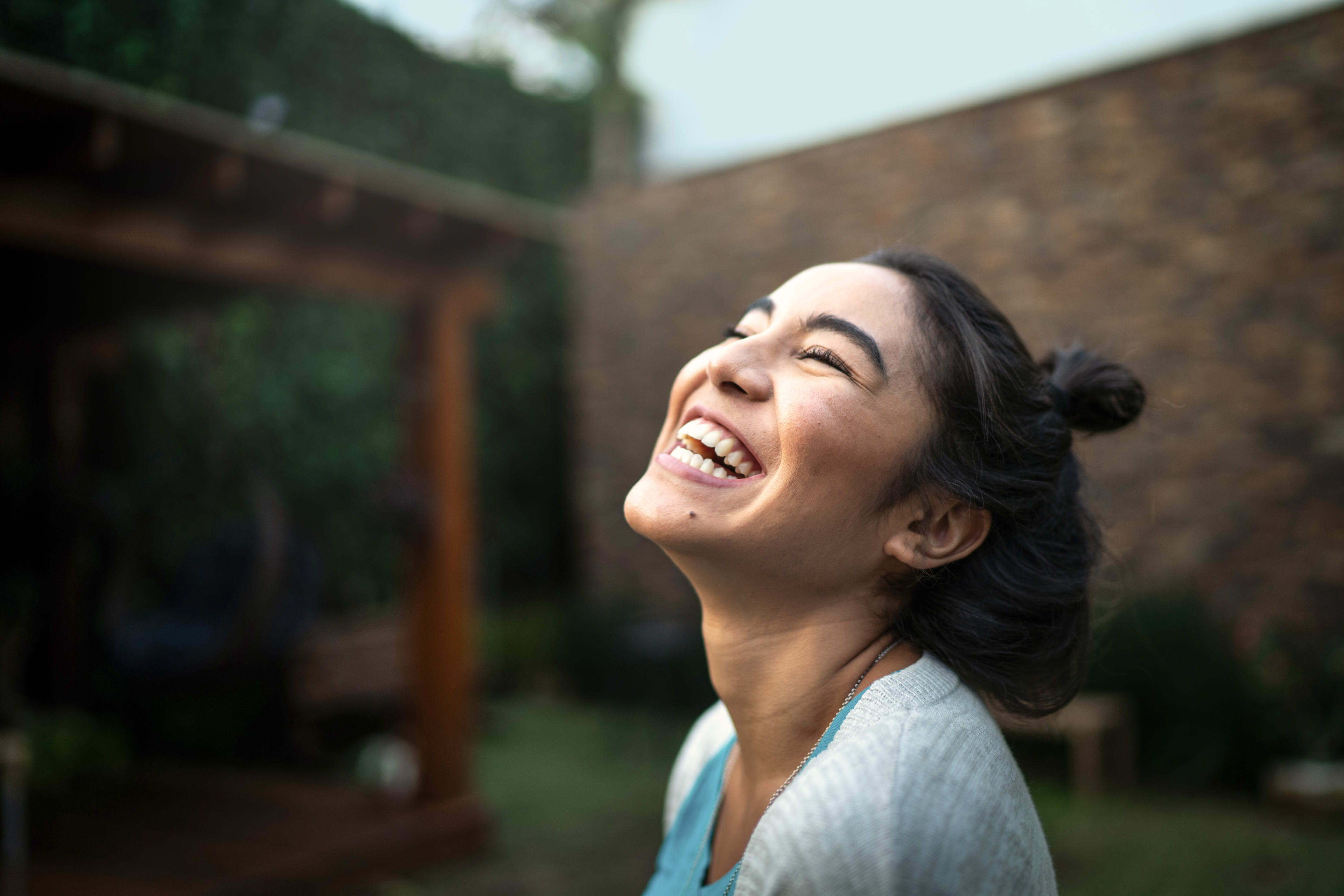 Wohlbefinden_Lachen_Frau_Garten_s_ah3u4y