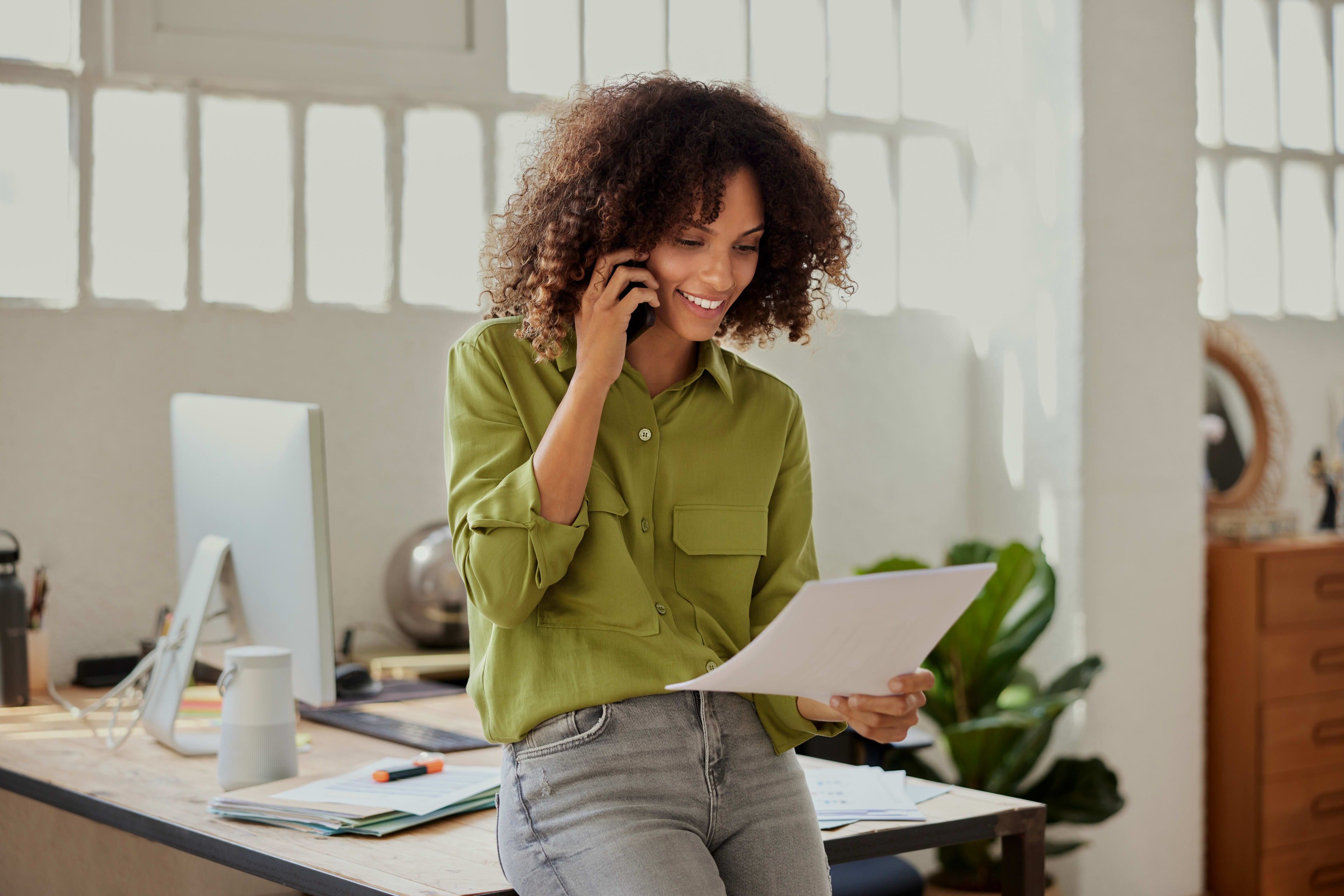 Employer_Brand_Frau_Buero_telefoniert_s_fqv8vv