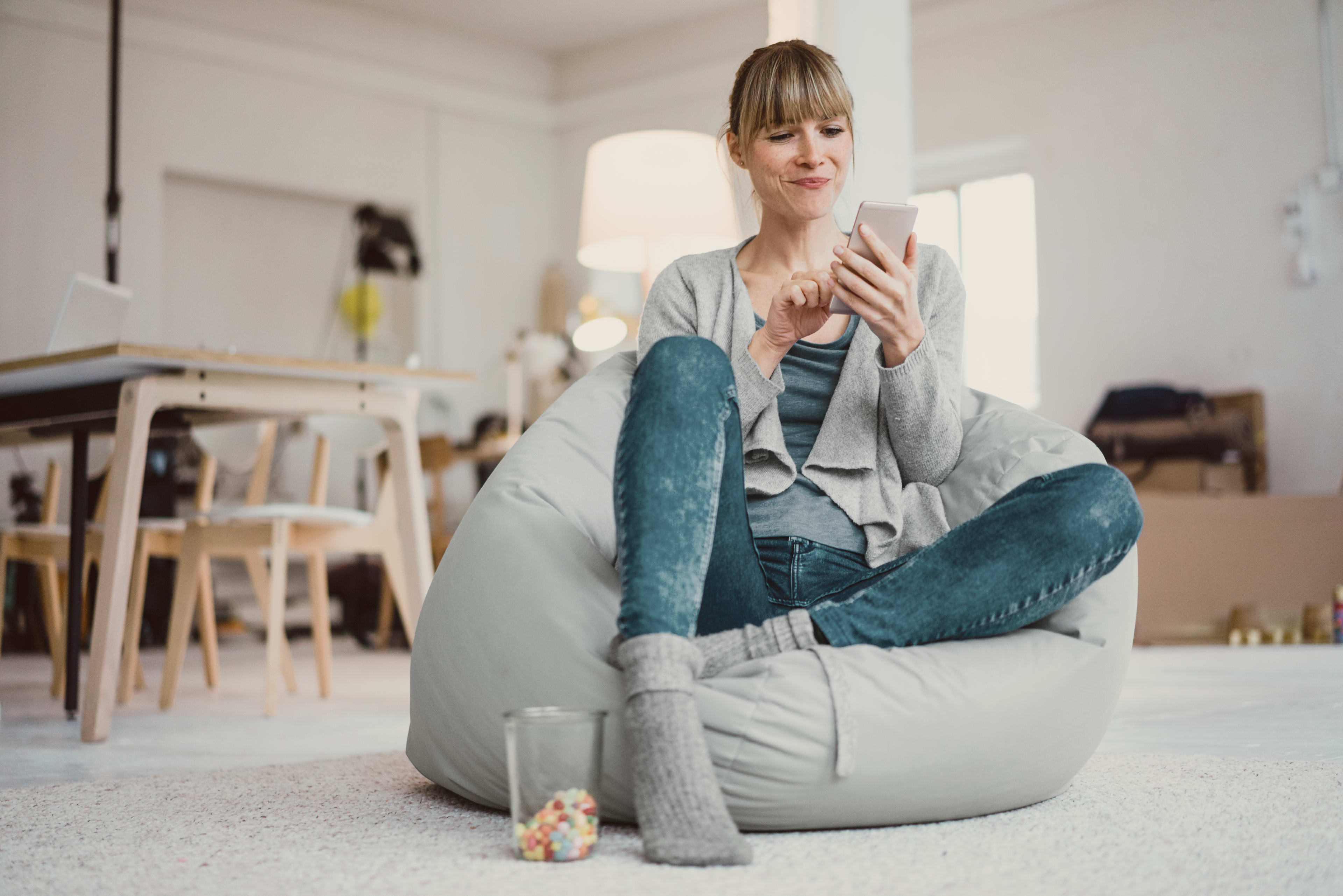 Kunden_Zuhause_Frau_Sitzsack_Smartphone_s_eu9tkv