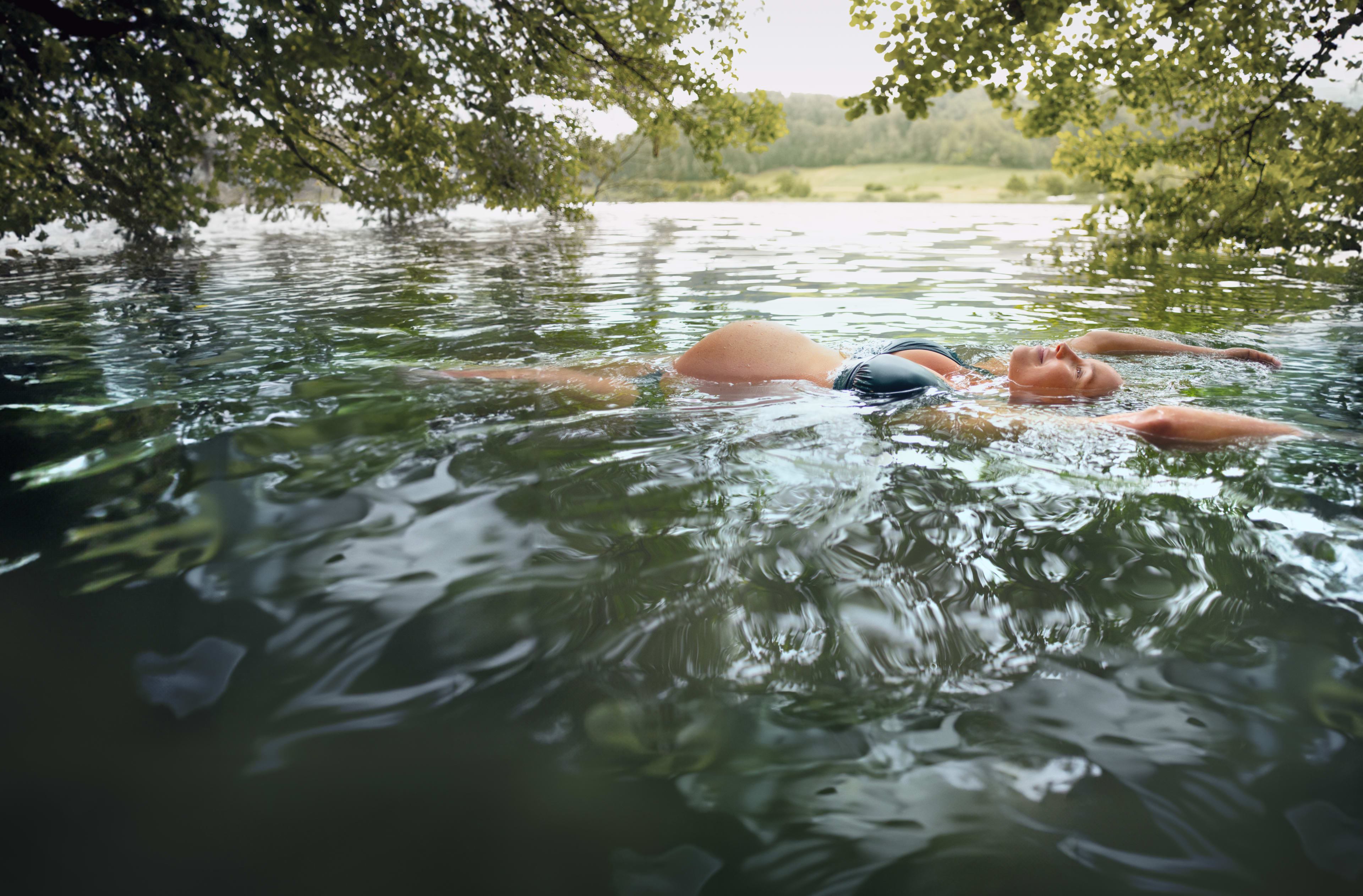 Familie_Mutterschaft_Frau_Schwanger_See_k_hmqhej