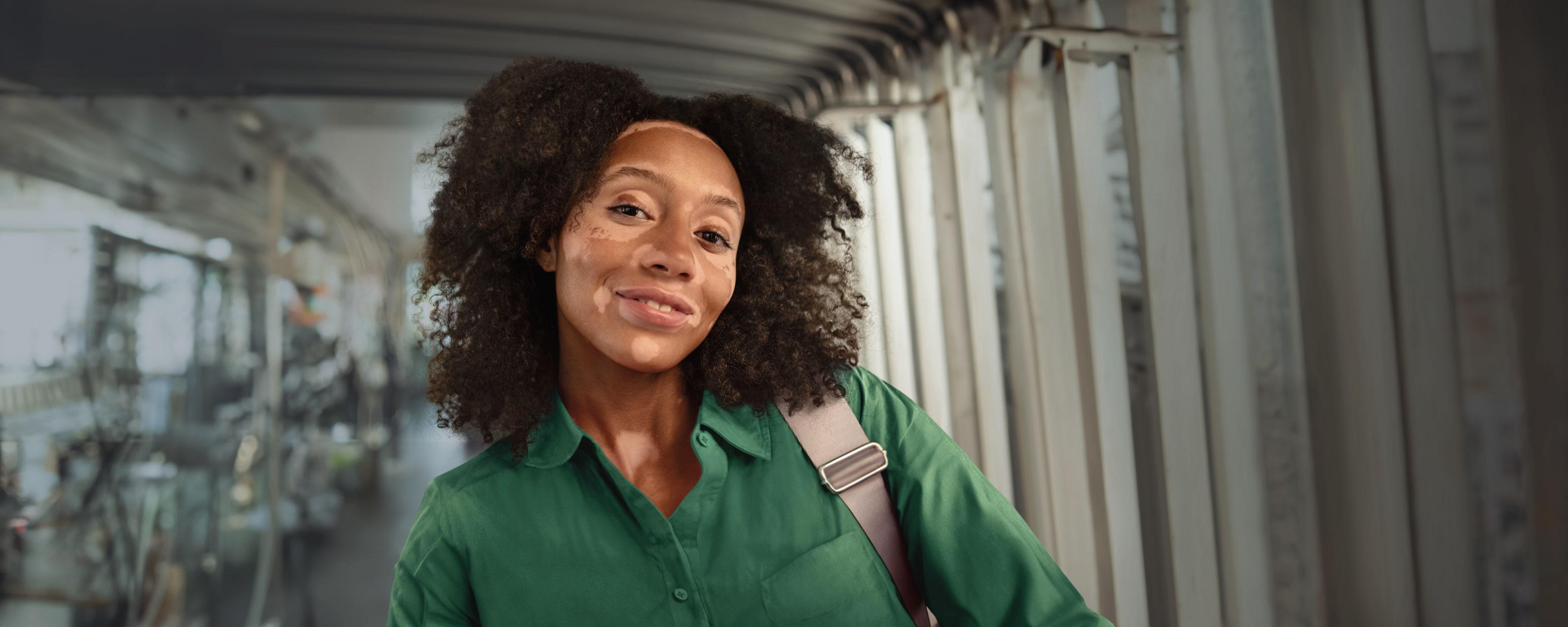 Kunden_Unterwegs_Frau_Haut_Bus_Quer_k_Freisteller_h0cct2