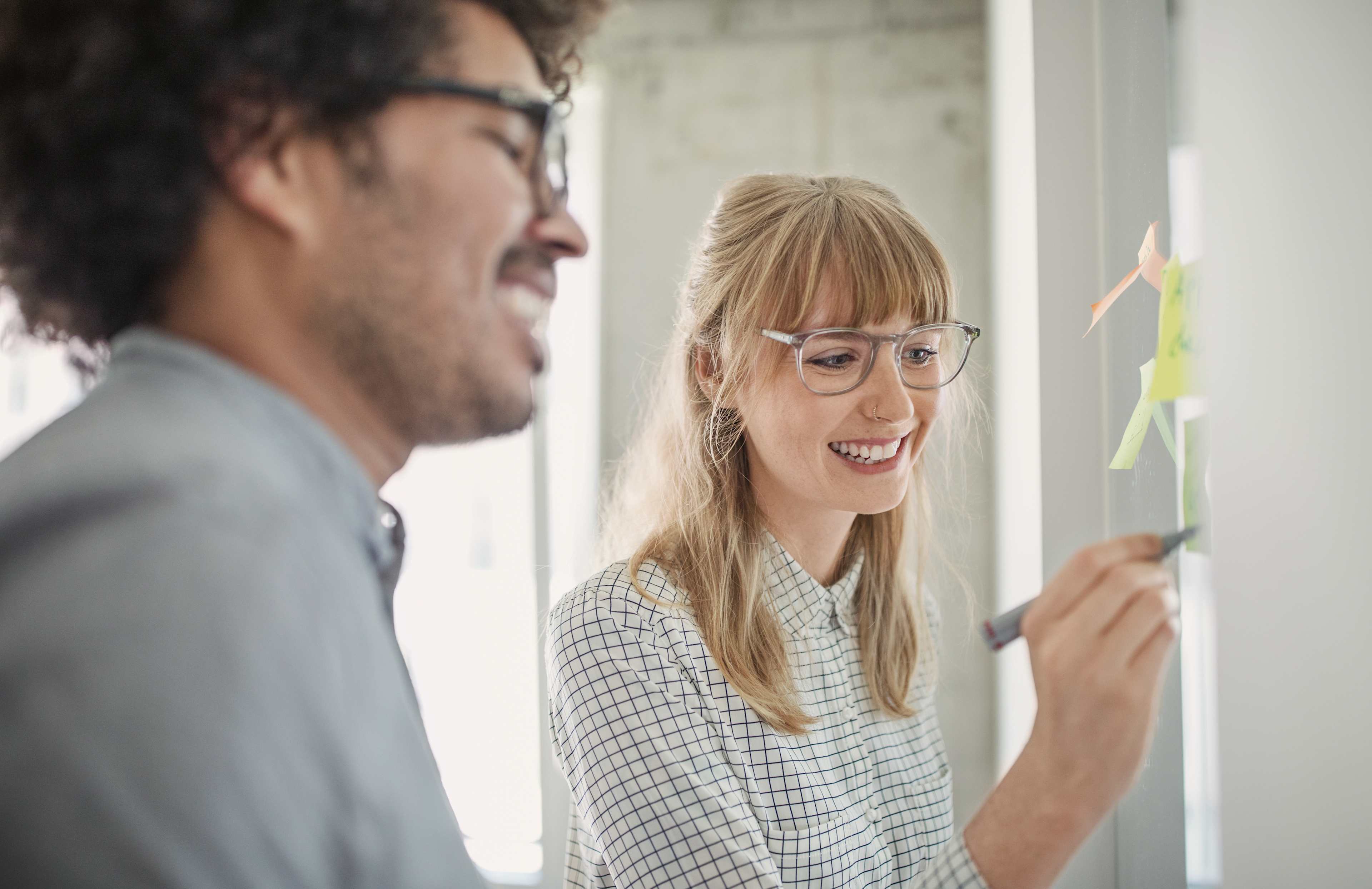 Business_Praesentation_Frau_Mann_Flipchart_s_yhrd7l