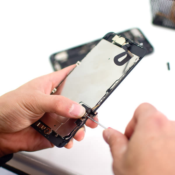 Reapirs on Wheels Technician Replacing iPhone Screen