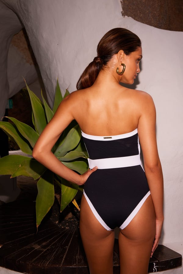 Photo of whitney-swimsuit-black-and-white-photo4