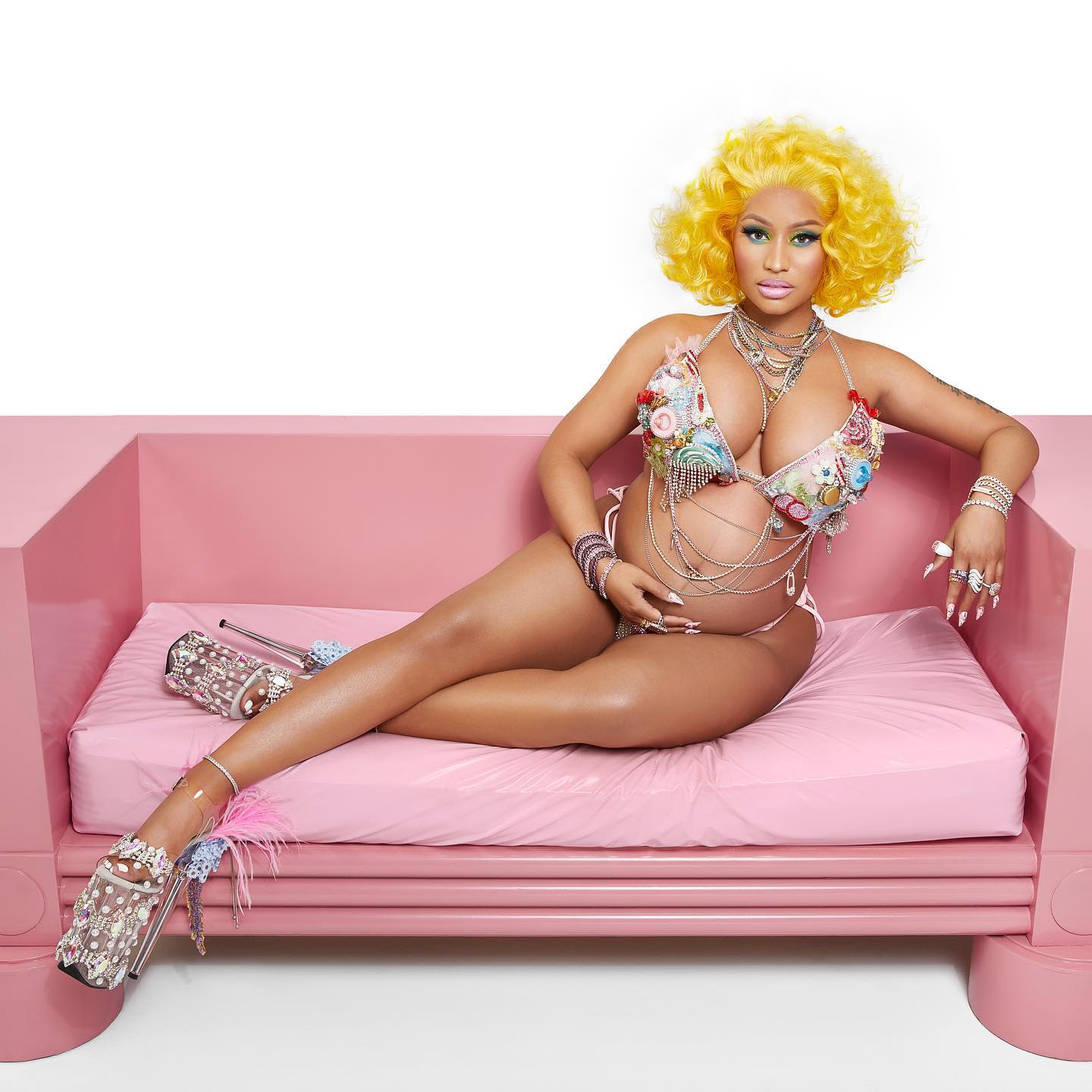 Nicki Minaj bikini photo in pregnancy