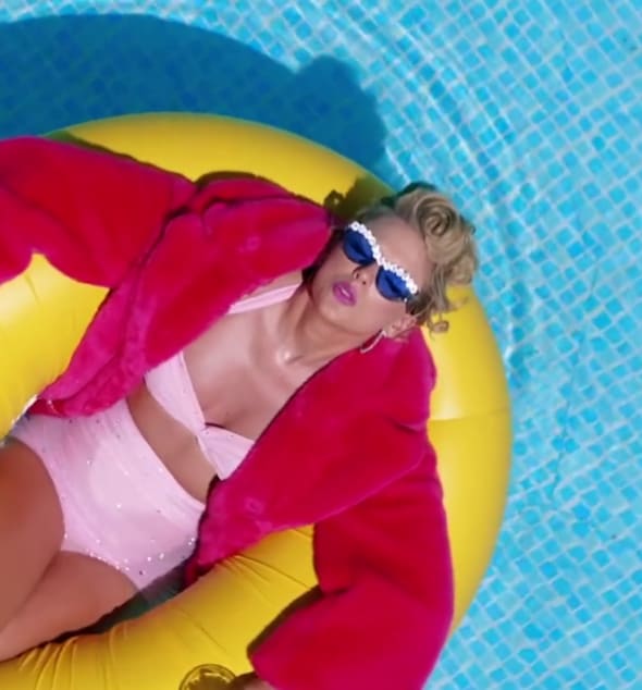 Image of Taylor Swift in a swimming pool