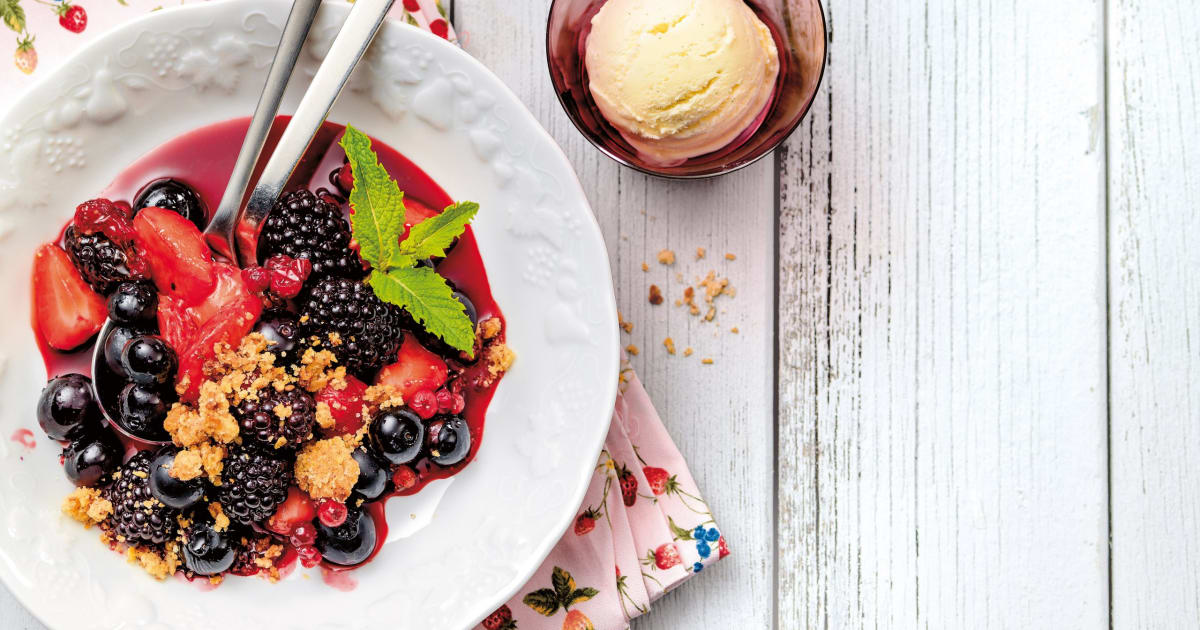 Beeren-Crumble mit Vanilleglace - Rezept | Swissmilk