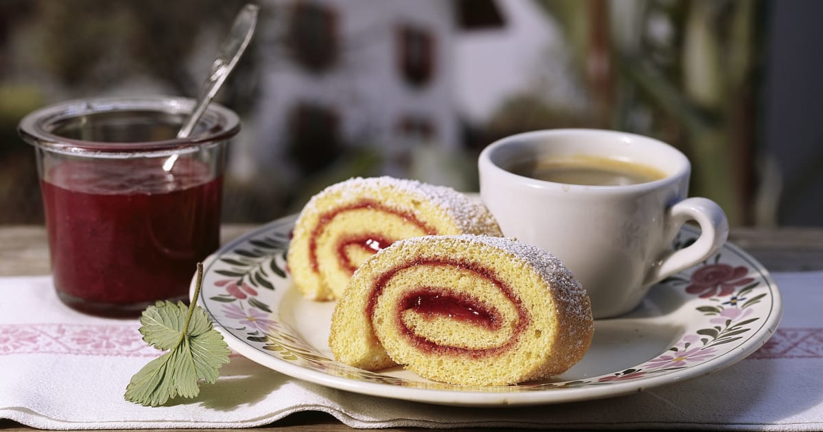 Biskuitroulade mit Erdbeer-Rhabarber-Konfitüre - Rezept | Swissmilk