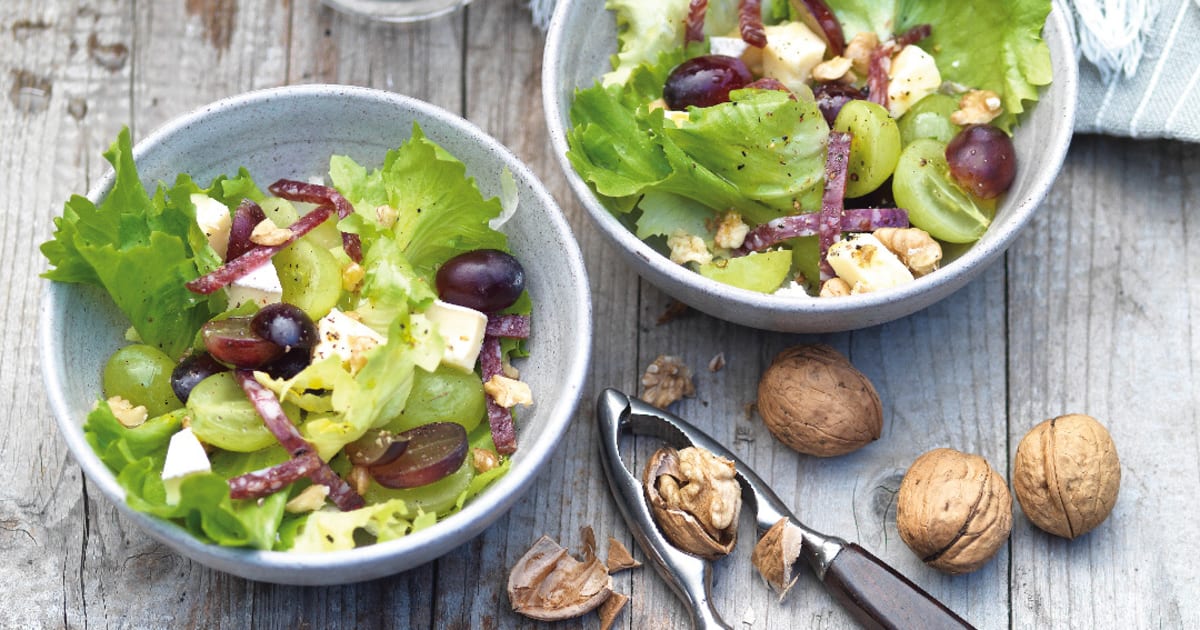 Blattsalat mit Trauben, Käse und Salami - Rezept | Swissmilk Blattsalat mit Trauben, Käse und Salami - Rezept | Swissmilk