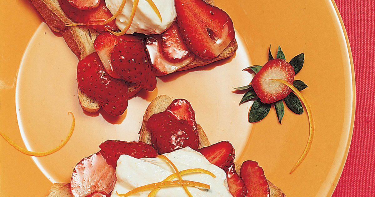 Erdbeer-Toast mit grünem Pfeffer-Quark - Rezept | Swissmilk