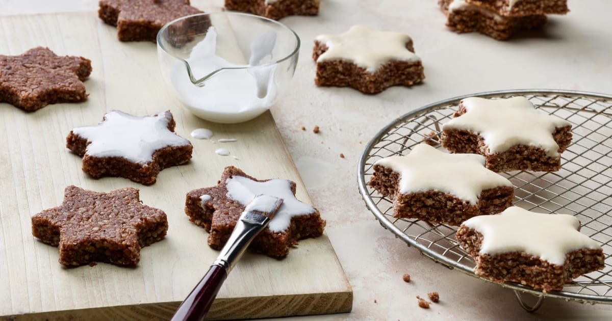 Lévitation De Biscuits étoiles Sur Fond Blanc Rangée De Biscuits à La  Cannelle En Forme D'étoile, Noix D'amande Et Morceaux De Biscuits Cassés En  Lévitation Volant Autour D'un Fond D'hiver Brun Doré Abstrait