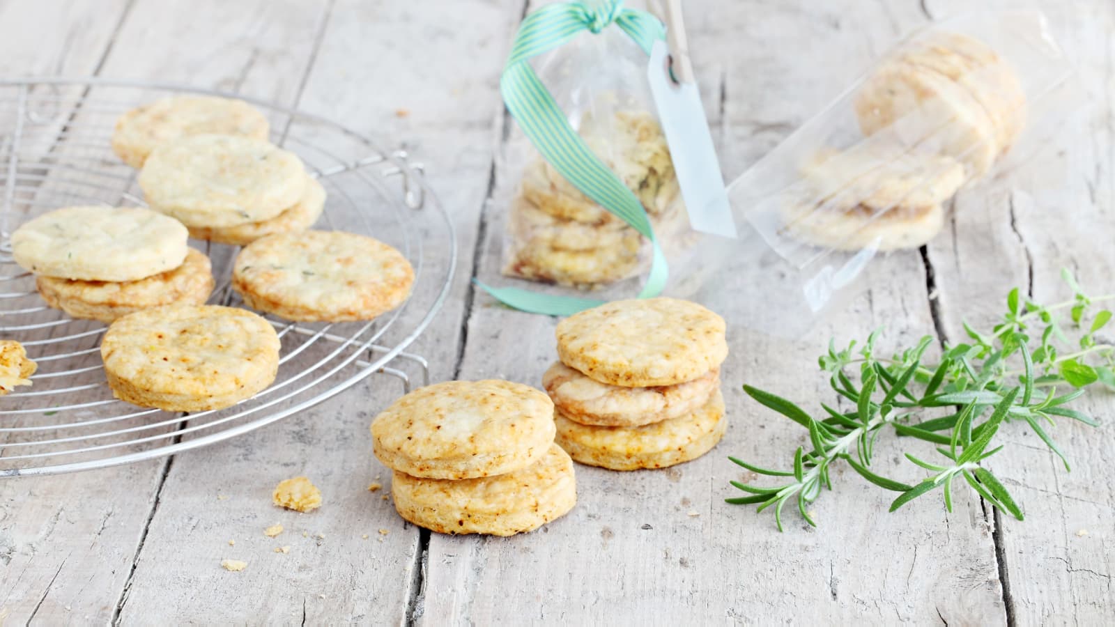 Pinienkern-Sbrinz-Sablés mit Rosmarin - Rezept | Swissmilk