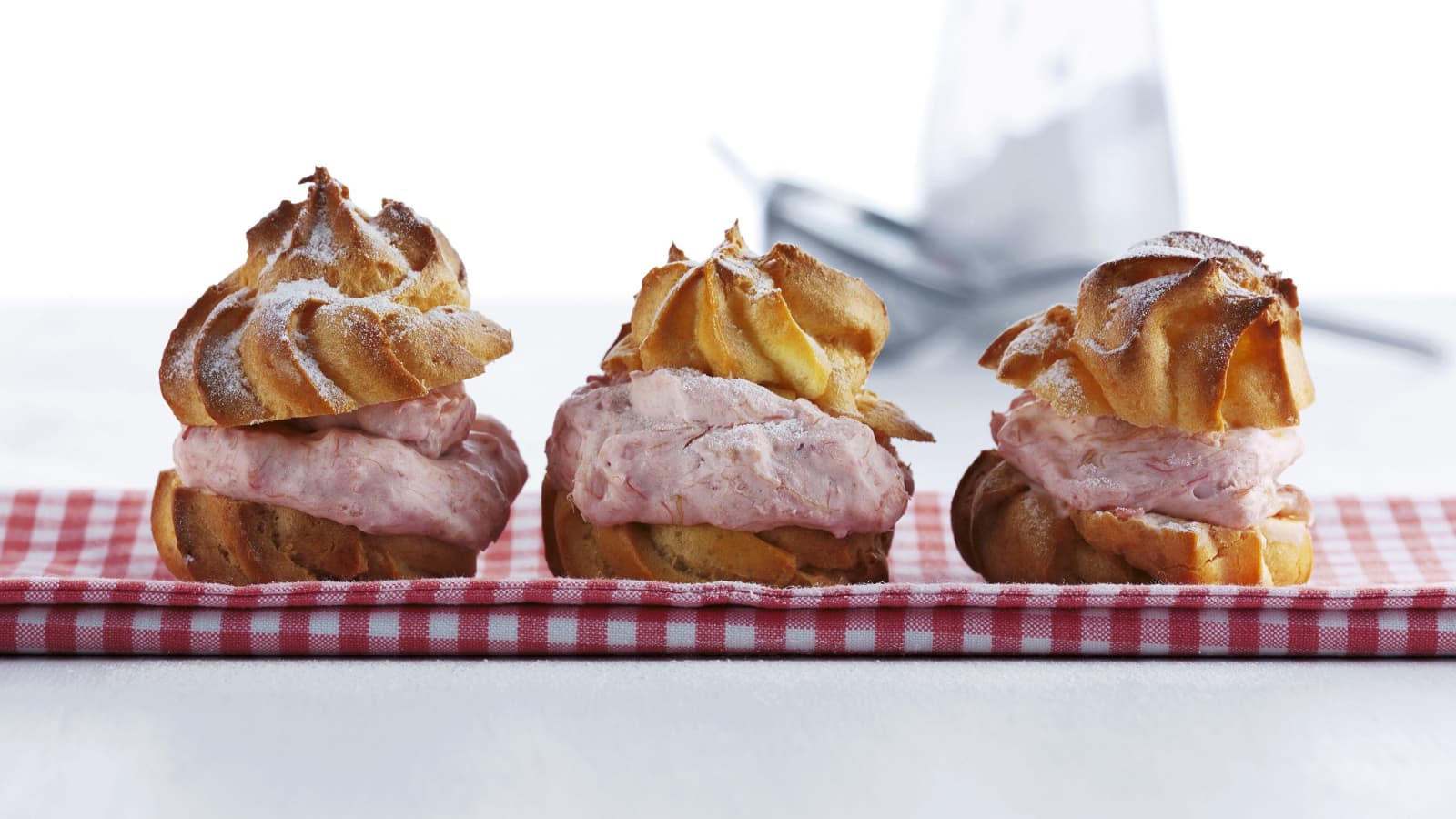 choux a la creme a la rhubarbe recette swissmilk