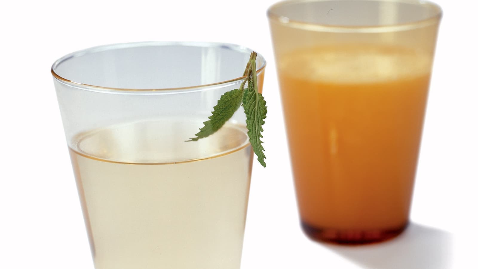 Thé froid à la mélisse - Recette | Swissmilk