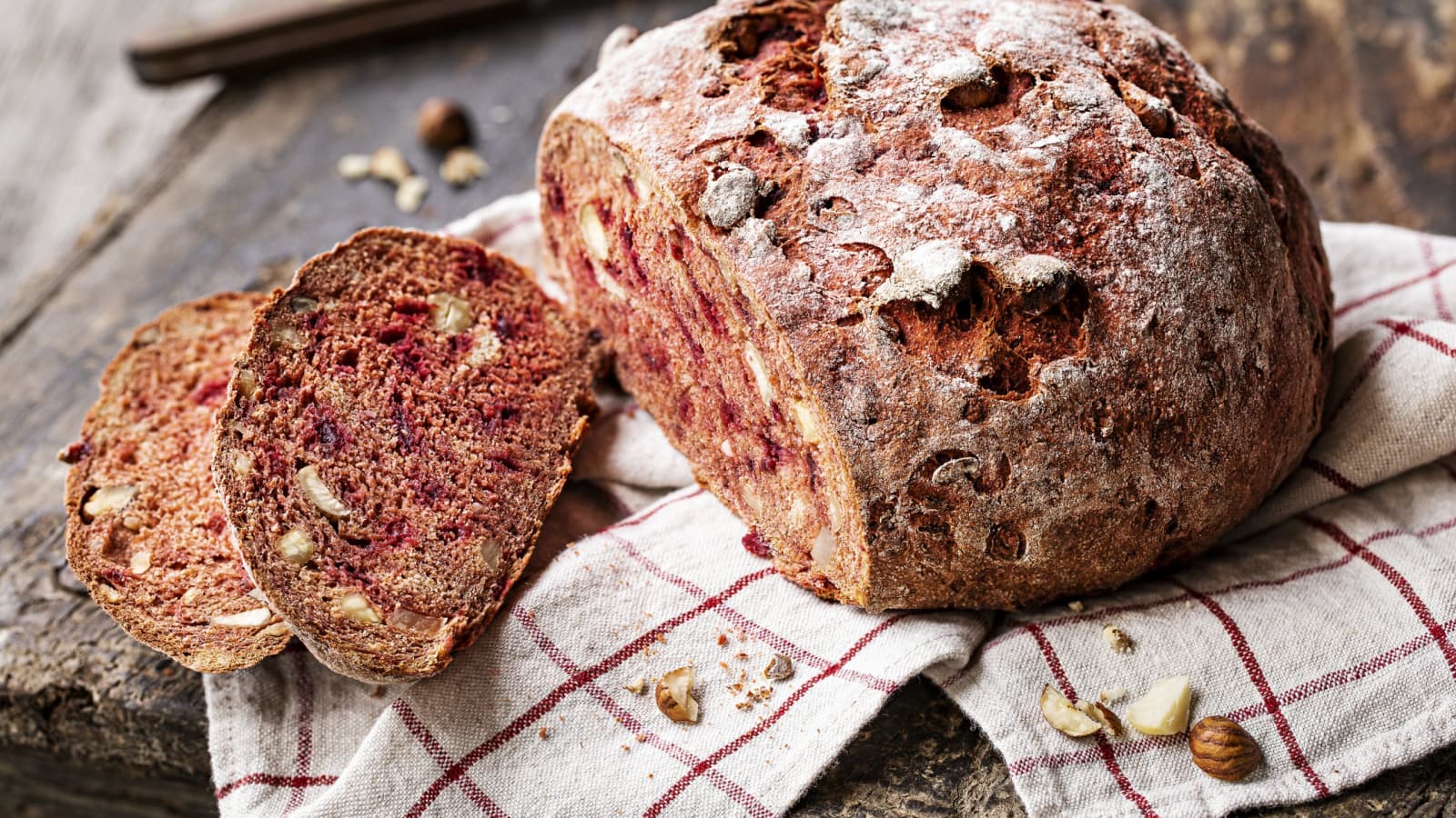 Randenbrot mit Magerquark und Nüssen Randenbrot mit Magerquark und Nüssen