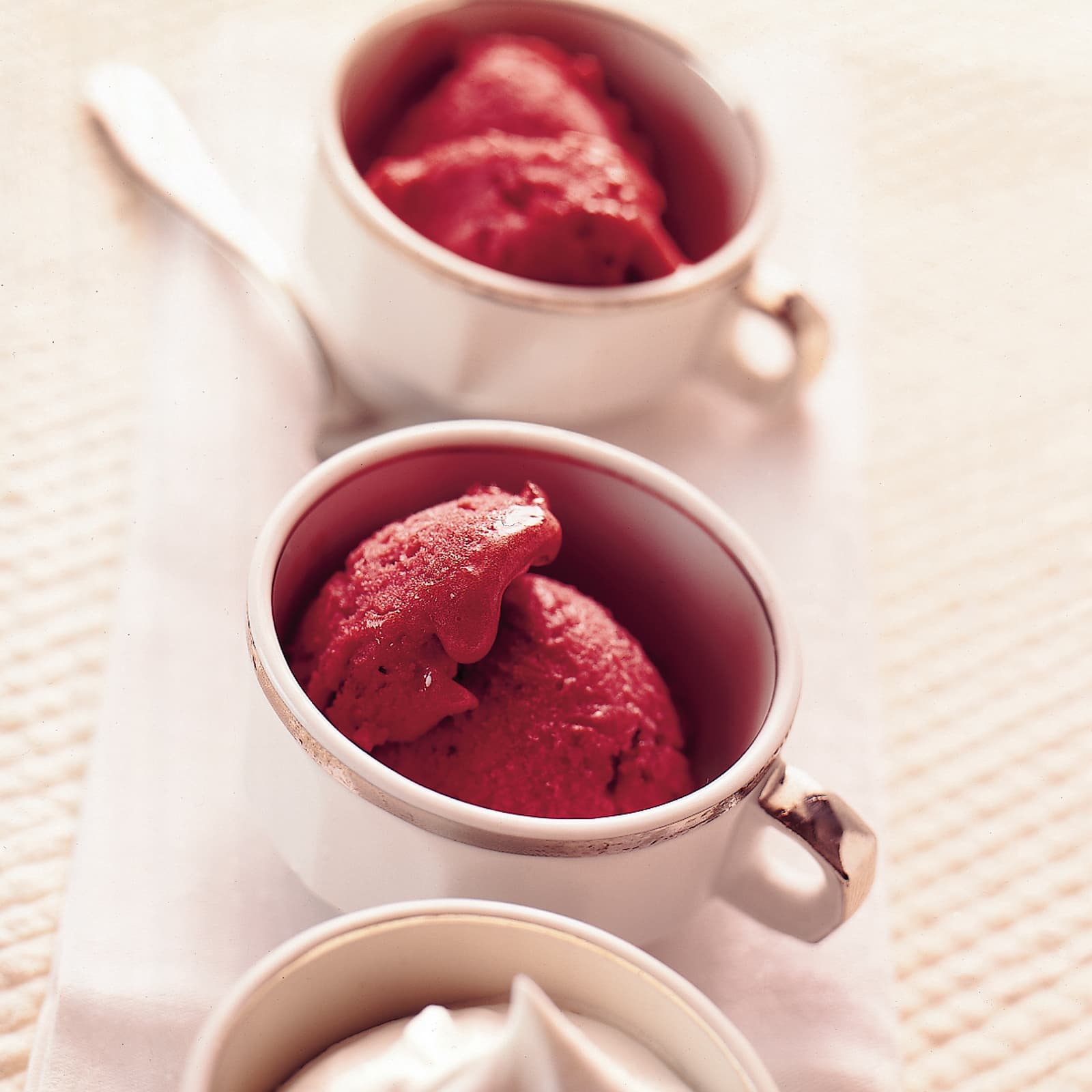 Zwetschgen Sorbet Mit Schlagrahm Rezept Swissmilk