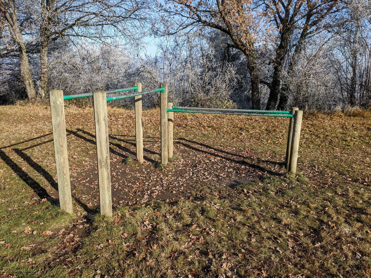 Barre parallèles du parcours de santé du parc de Montaud