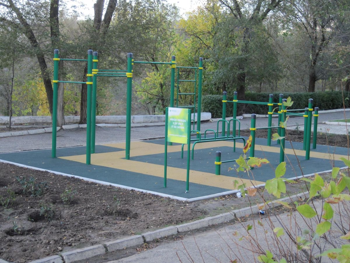 Elista - Fitness Park - Памятник Джангарчи Ээлян Овла