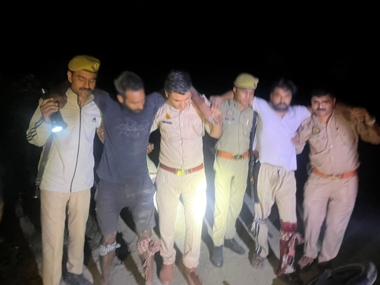 Rampur News: सिविल लाइन पुलिस मुठभेड़ में दो अभियुक्त गिरफ्तार, तमंचे और पशु काटने के उपकरण बरामद Rampur News: सिविल लाइन पुलिस मुठभेड़ में दो अभियुक्त गिरफ्तार, तमंचे और पशु काटने के उपकरण बरामद