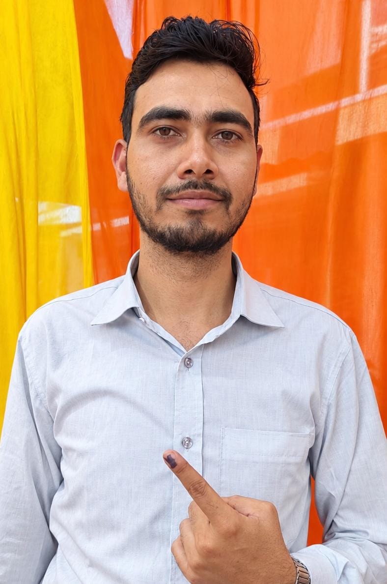Rampur News: प्रधानाचार्य शहरोज अली ने किया प्रथम मतदान Rampur News: प्रधानाचार्य शहरोज अली ने किया प्रथम मतदान