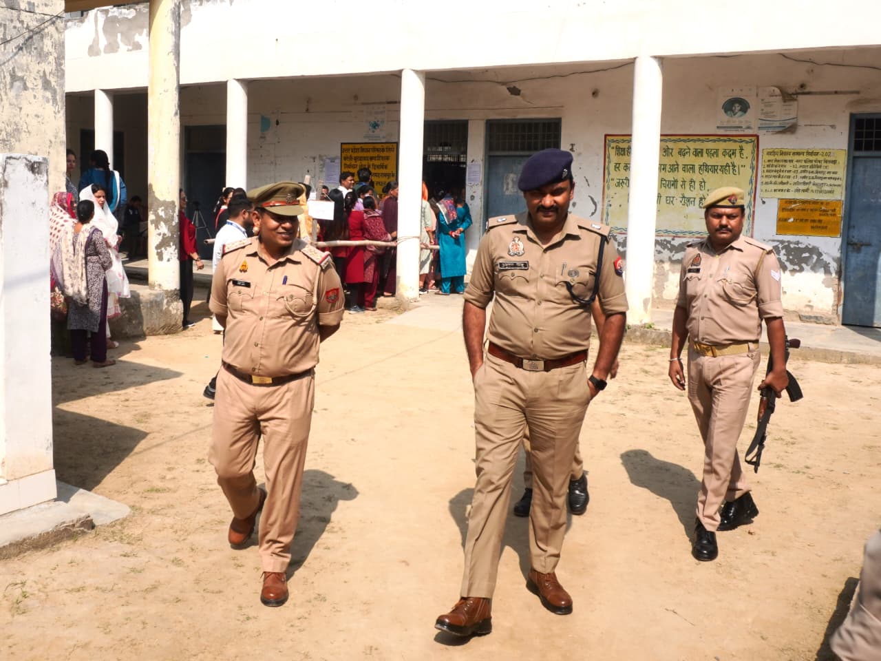 Rampur News: अपर पुलिस अधीक्षक ने बिलासपुर में एमएलसी चुनाव बूथ का किया निरीक्षण Rampur News: अपर पुलिस अधीक्षक ने बिलासपुर में एमएलसी चुनाव बूथ का किया निरीक्षण