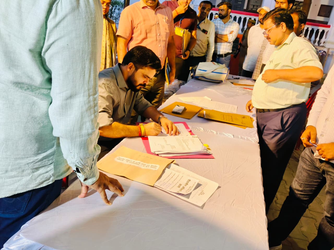 Rampur News: जिलाधिकारी और पुलिस अधीक्षक ने किया एमएलसी चुनाव की मतपेटियों की व्यवस्थाओं का निरीक्षण Rampur News: जिलाधिकारी और पुलिस अधीक्षक ने किया एमएलसी चुनाव की मतपेटियों की व्यवस्थाओं का निरीक्षण