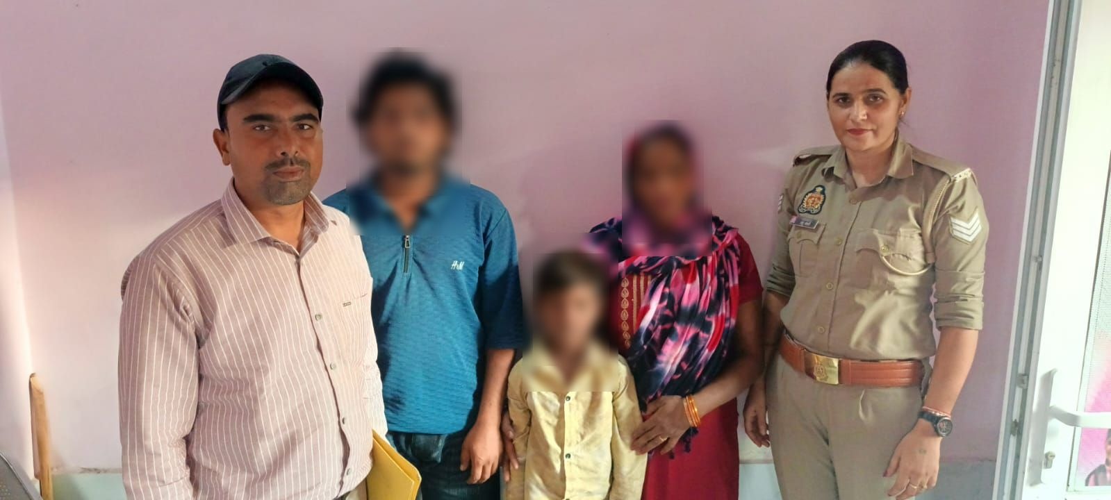 Rampur News: थाना शहजादनगर पुलिस और मिशन शक्ति टीम ने गुमशुदा बालक को सकुशल परिजनों को सौंपा Rampur News: थाना शहजादनगर पुलिस और मिशन शक्ति टीम ने गुमशुदा बालक को सकुशल परिजनों को सौंपा