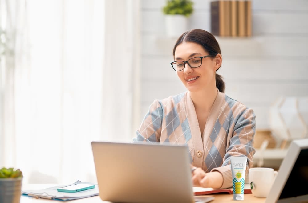 Bilgisayar başında oturan Syorell kullanan kadın