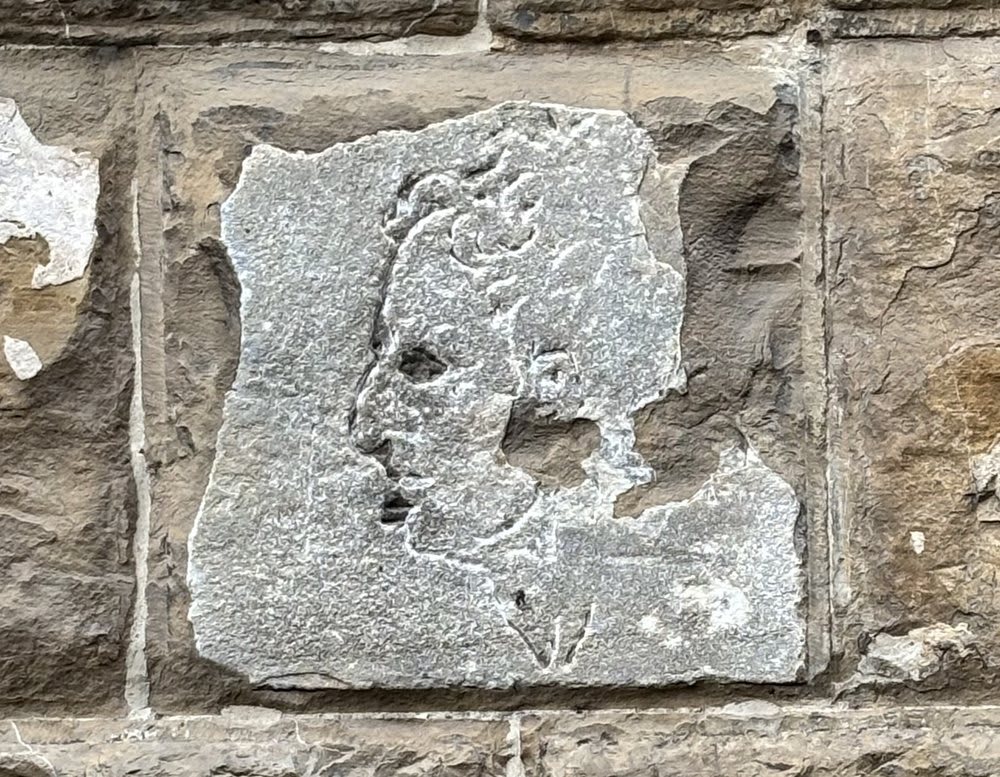 Floransa’da Palazzo Vecchio’nun köşe taşına kazınmış L’Importuno: önünden her gün binlerce kişi geçer, ama onu yalnızca başını kaldırıp bakan fark eder.