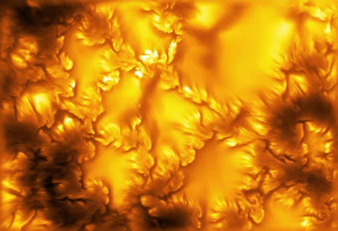 Güneşin görünen yüzeyinin bugüne dek çekilmiş en yüksek çözünürlüklü görüntüsü. 416 nanometre dalga boyunda alındı; manyetik alan sınırlarındaki bozulmalar ve Kelvin-Helmholtz kararsızlığına işaret eden ince şeritler seçiliyor.