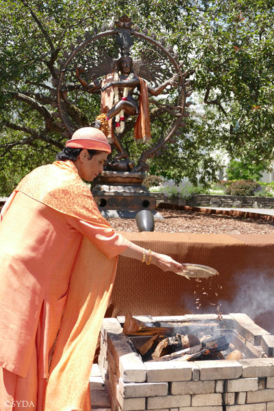 Gurumayi making offering to fire