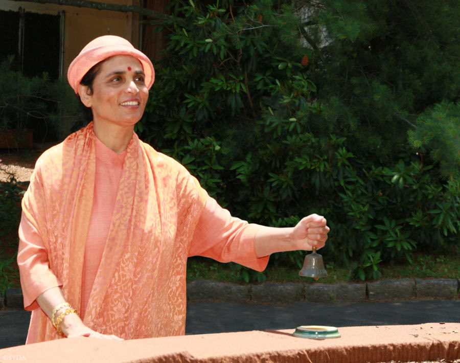 Gurumayi ringing bell