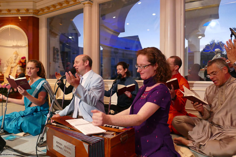 participants singing