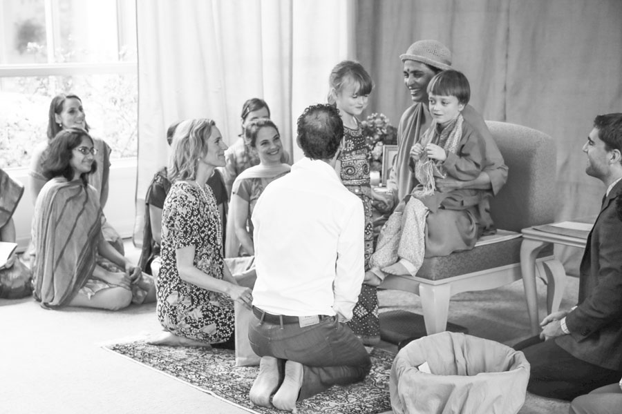 Gurumayi and participants