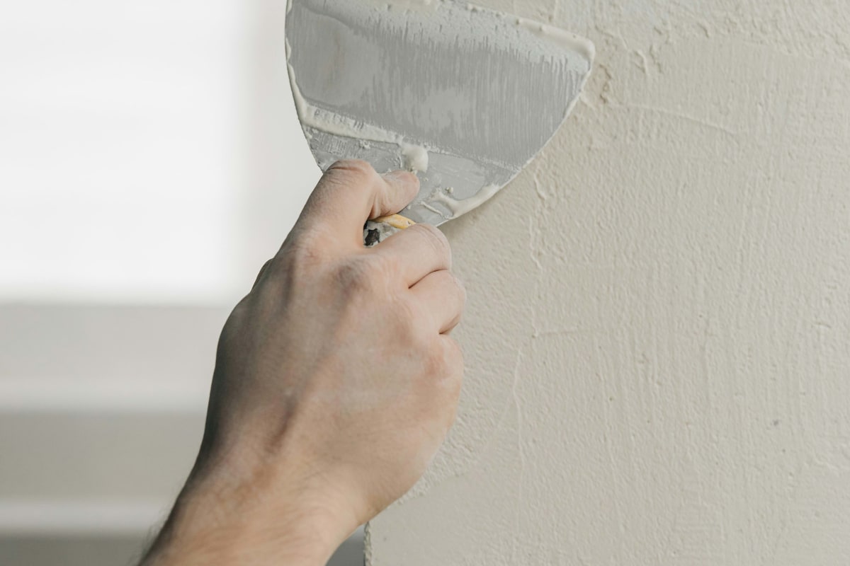 Smoothing filler with a wide putty knife