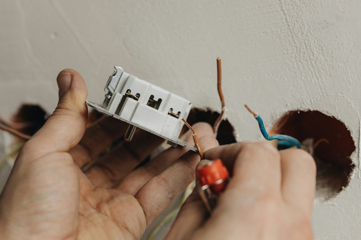 Wiring an outlet box