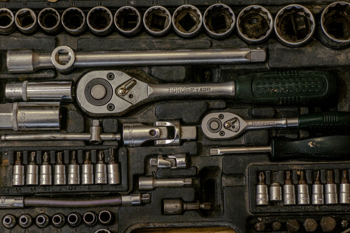 Tray of sockets and ratchets