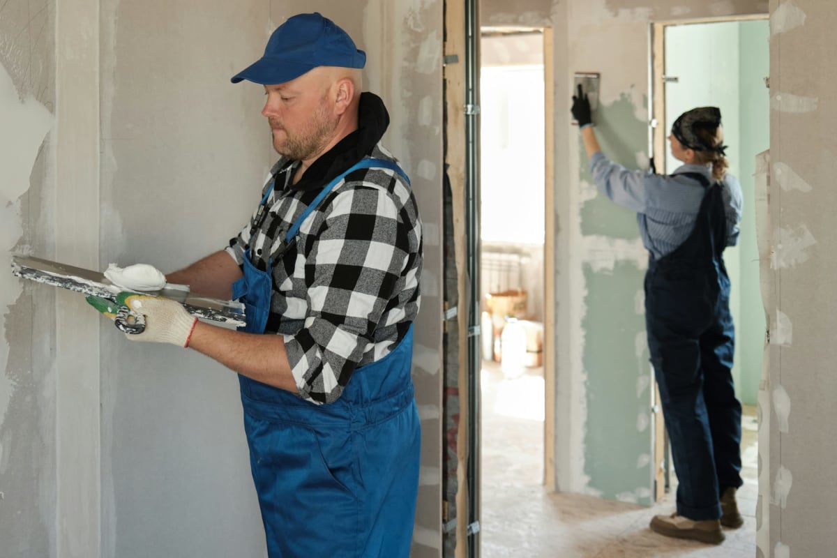 Finishing a wall with a trowel and compound