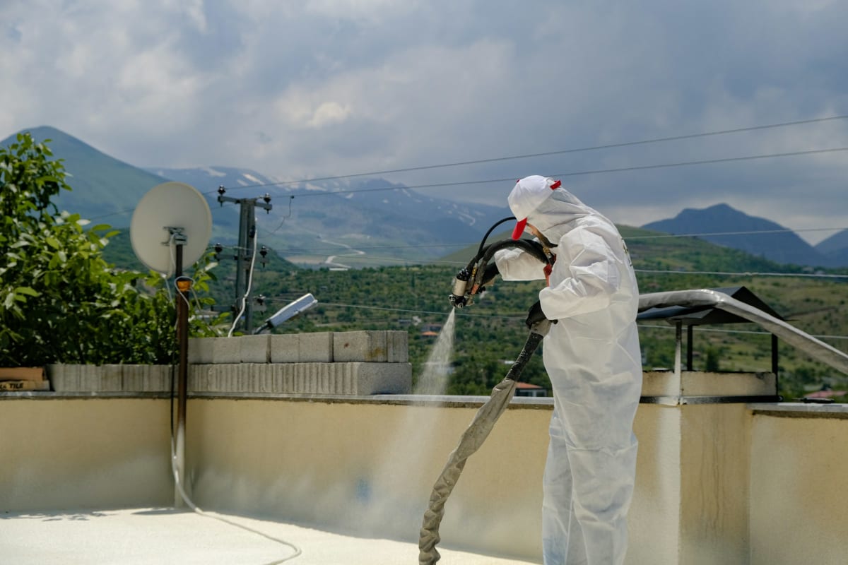 Spraying a coating onto a flat roof