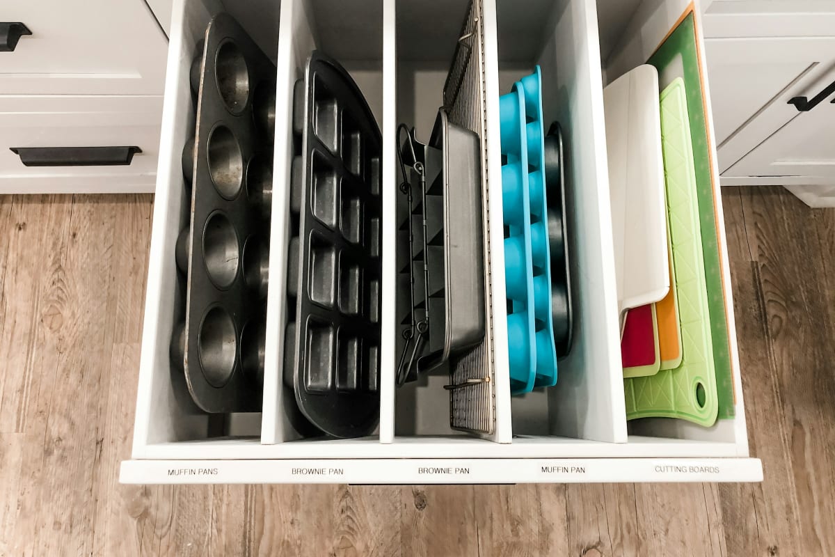 Pull-out for baking pans and boards