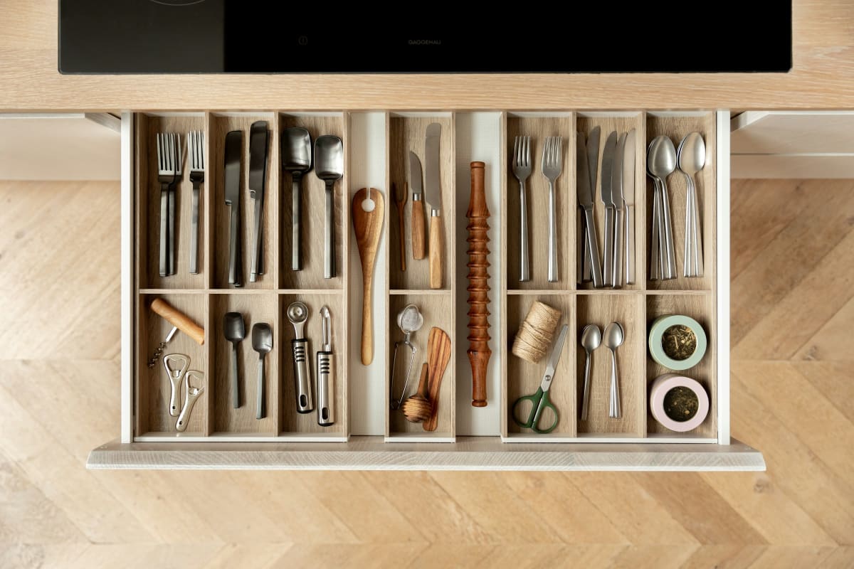 Full-extension kitchen drawer of utensils
