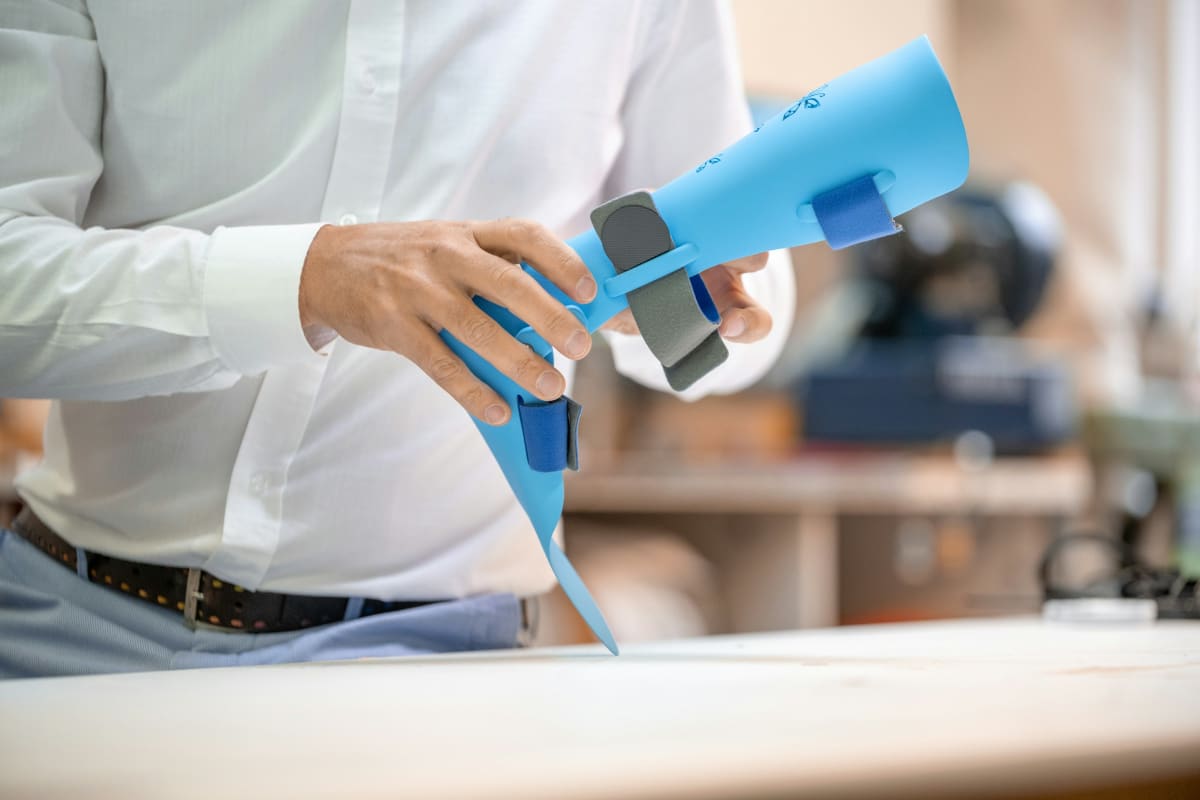 Applying sealant with a caulk gun