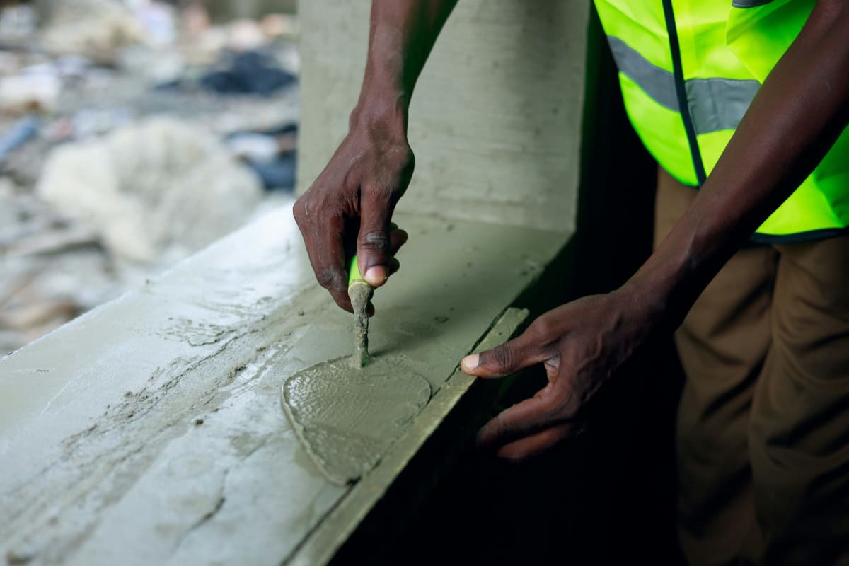 Tooling a sealant joint on concrete