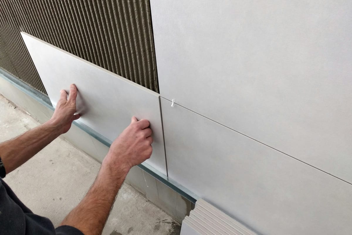 Setting a large tile on a wall