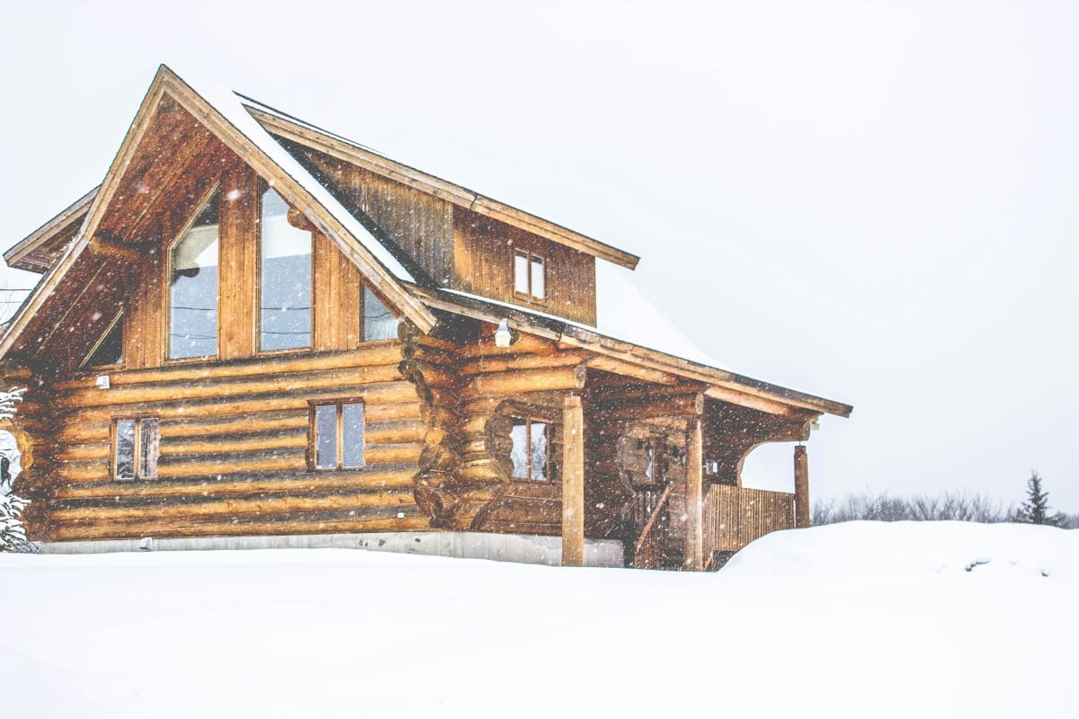 Log home in fresh snow