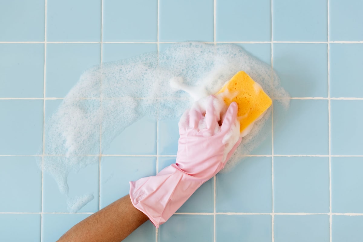 Scrubbing tile with a sponge