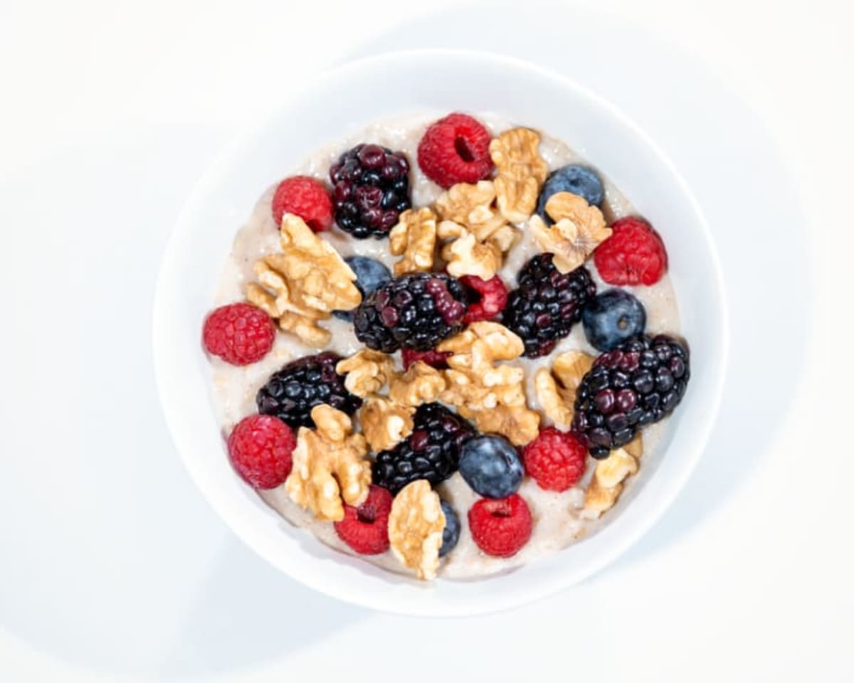 Anti-Inflammatory Berry and Walnut Overnight Oats